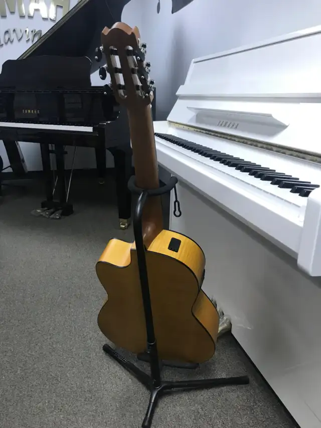 GUITARE YAMAHA CLASSIQUE-ÉLECTRIQUE spécial démo in Guitars in Drummondville - Image 3