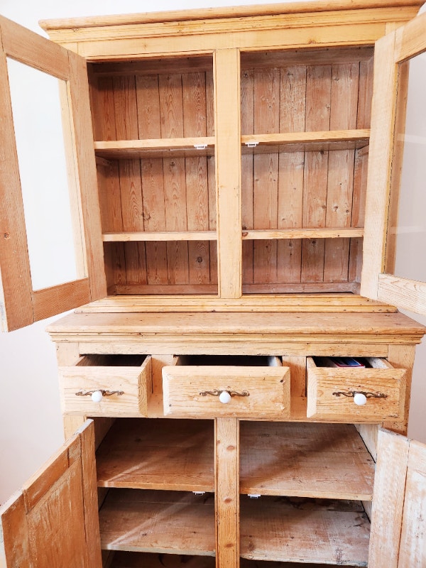 À VENDRE Armoire en pin FOR SALE Pine wood cupboard Dressers