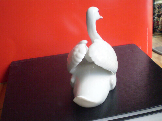 Royal Copenhagen Figurine - " Swan " - #755 - in Arts & Collectibles in Kitchener / Waterloo - Image 3