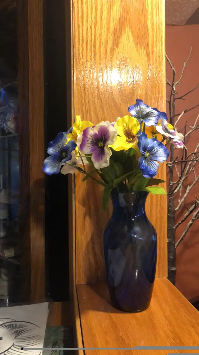Variety of Silk Flowers in Vases in Home Décor & Accents in Edmonton - Image 5