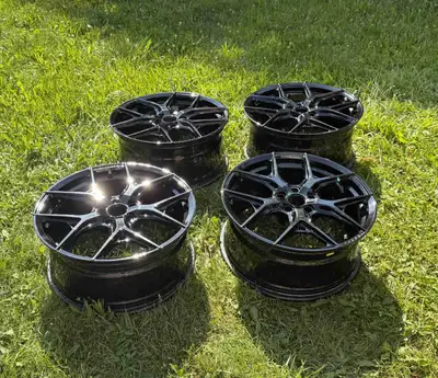 Pre-owned Vossen HF-5 rims, 19 inch with a 5x112 bolt pattern, gloss black finish. Comes with hubcap...