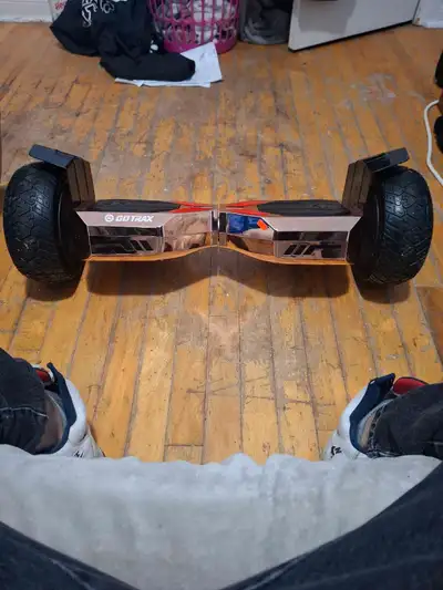 L'hoverboard, aussi nommé skate électrique ou gyroskate, est un véhicule électrique gyroscopique à d...