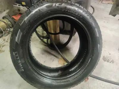1 (one) single 215 55 17 Pirelli Ice Zero snow tire with 6/32 tread depth remaining. Good condition...