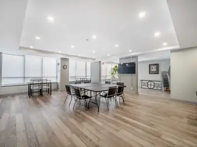 Beauty spacious condo for rent (Bathurst & Steeles)