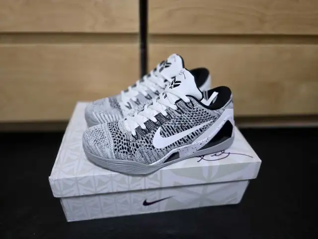 Kobe 9 Beethoven size 8 in Men's Shoes in Mississauga / Peel Region - Image 2