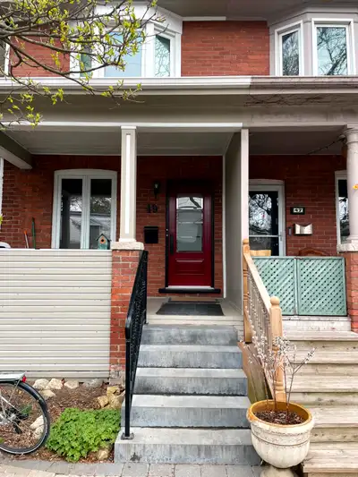 Rare opportunity -  2-bedroom / 2-level unit in prime Danforth!