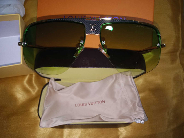 Brand new Louis Vuitton sunglasses  with box  dans Art et objets de collection  à Ville de Montréal
