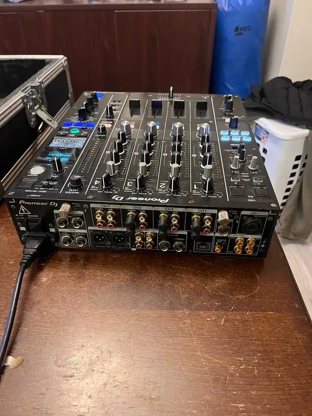 Pioneer CDJ2000NXS2 Set Up in Performance & DJ Equipment in Edmonton - Image 9