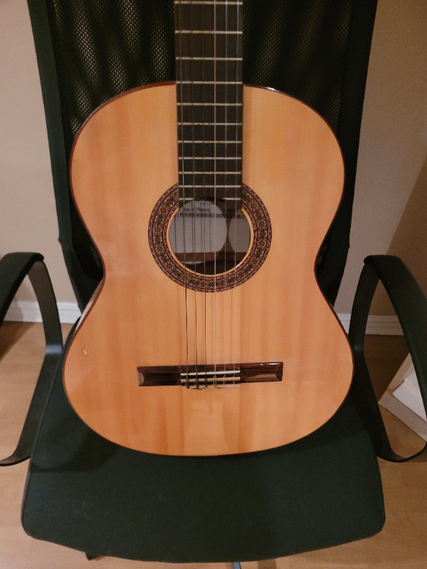 Flamenco Guitar from Spain with case-Good condition in Guitars in Mississauga / Peel Region - Image 4