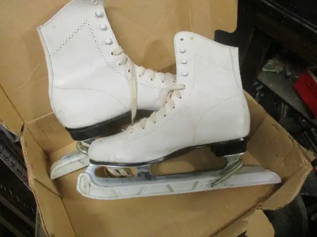 VINTAGE GIRLS SIZE 4 SKATES SET $20 TOE PICK FIGURE ORIGINAL BOX