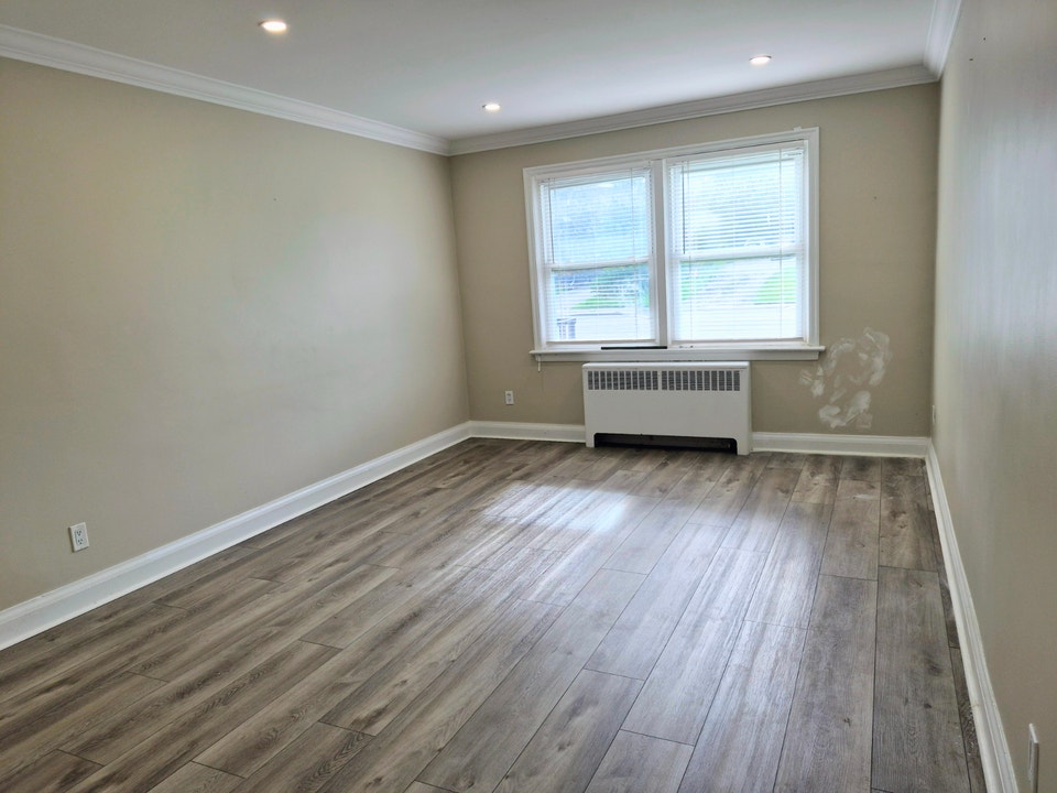 2 Bed * Main Floor * HEAT, WATER & PARKING INCLUDED 5