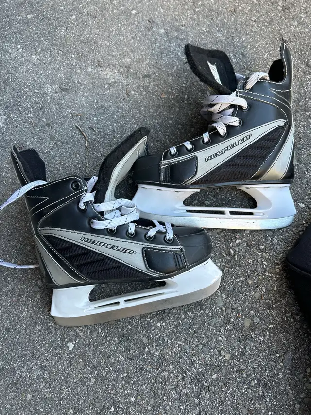 hockey skates helmets ccm bag in Hockey in City of Toronto - Image 7