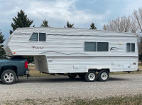2004 Fifth Wheel Frontier W243, New Tires, Canadian Built, Great