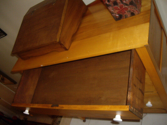 ORIGINAL VINTAGE MID-CENTURY MAPLE DRESSER dans Commodes et armoires  à Ouest de l’Île - Image 4