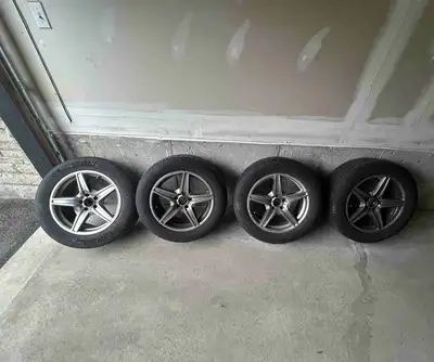 4 18” Mercedes Rims. Came off an ML350. Tire size 255/55R18. ** Do not have the hub caps for the rim...