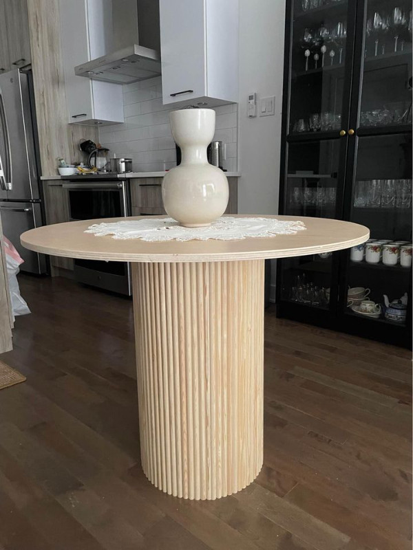 Wood round table for sale dans Mobilier de salle à manger et cuisine  à Ville de Montréal