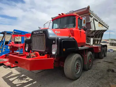 For sale Mack 6866ex stone slinger 8x6 in great shape! Cat motor with Eaton transmission, air locker...