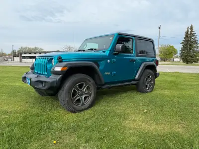 Selling my wife’s Jeep Wrangler sport (6 cylinder) with Bikini Pearl paint.This Jeep is in great con...