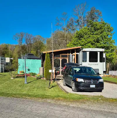 2017 40ft Heartland Resort Destination trailer, perfect for those who want a home away from home! Th...