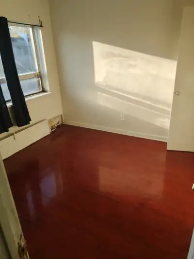 A single room is available for rent in a 2 bedroom apartment... The lease owner is renting the spare...