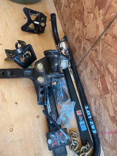 Eaz Lift Elite 1000 Lb equalizer hitch with sway control. I never used this as my camper sits on a p...