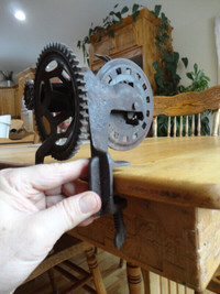 Antique Cast Iron Clamp On Apple Peeler in excellent condition
