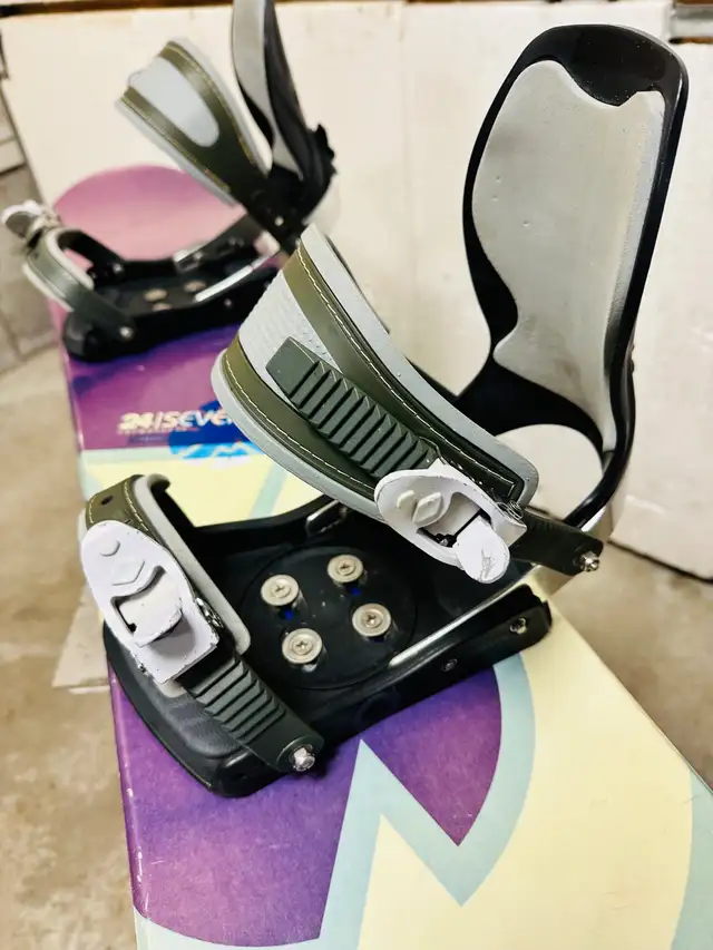 24 seven snowboard 133 cm with 24 seven bindings  in Snowboard in Markham / York Region - Image 5