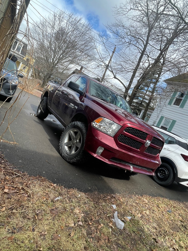 2017 dodge ram 1500, with airlift and 35 inch mud tires  in Cars & Trucks in Moncton - Image 2