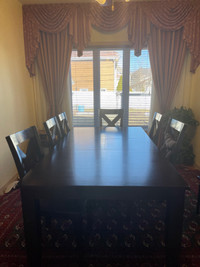 Dining table with 6 chairs / table à manger avec 6 chaises 