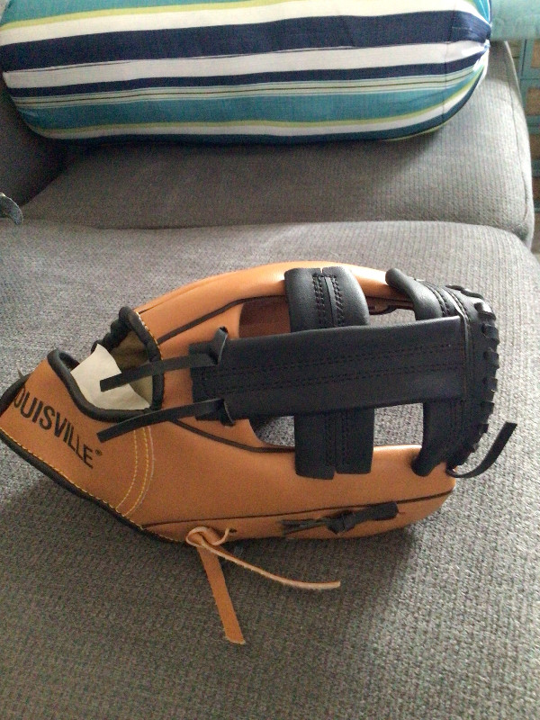 Louisville junior baseball glove in Baseball & Softball in Truro - Image 3