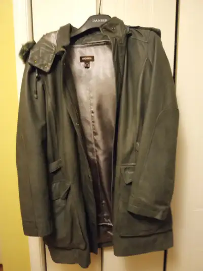 Ladies Danier Leather Coat Excellent condition, View more