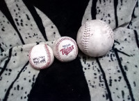 Various baseballs includes Minnesota Twins collector baseball