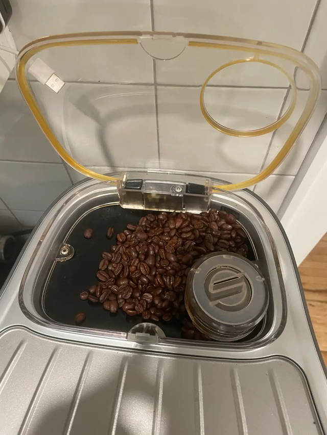 Saeco Primea SuperAutomatic Coffee Cappuccino Machine Immaculate in Coffee Makers in Hamilton - Image 6