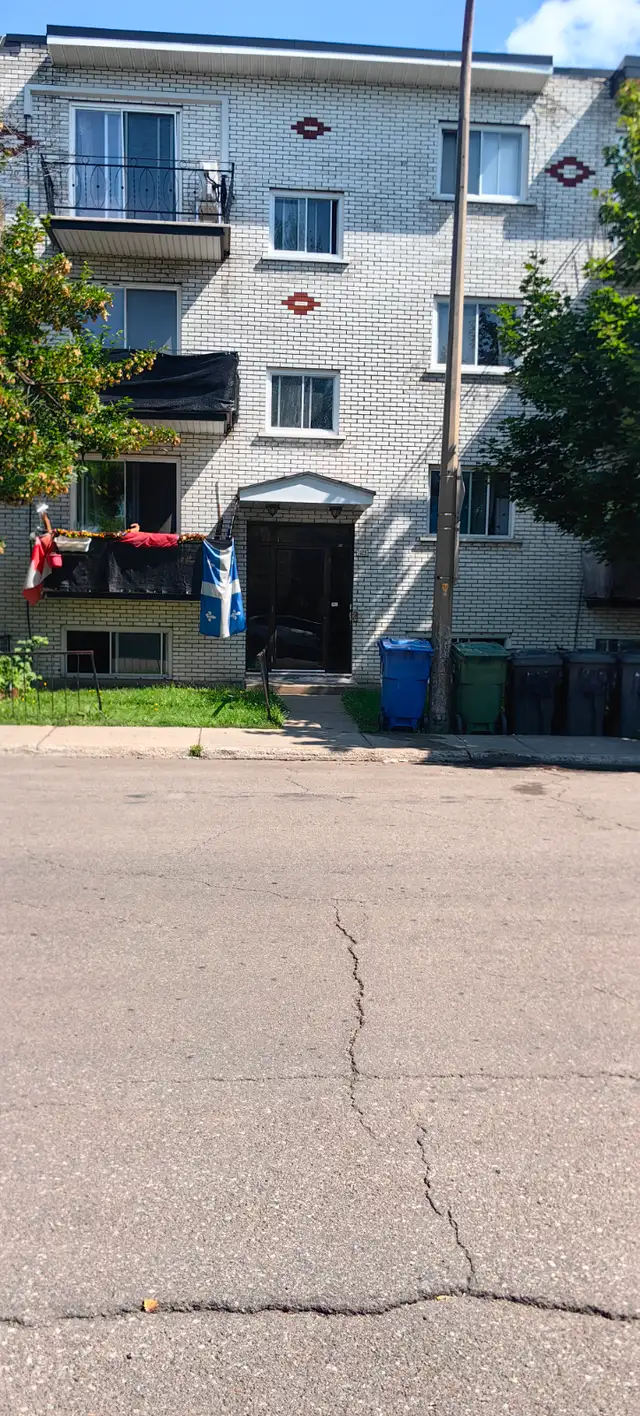 5.5-Bedroom Apartment for Rent with Parking, Near Cadillac Metro Station