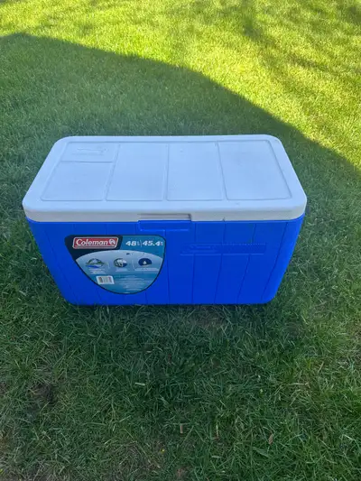 Keep your drinks and snacks perfectly chilled with this pre-loved Coleman 48-quart cooler, a reliabl...