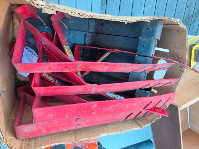 13  roof racks  in good condition or $12.  each in Roofing in Brantford - Image 2