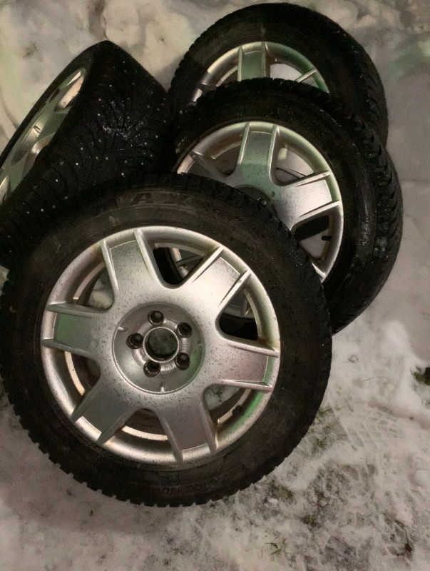 Pneus hiver Maxxis à clous sur mags Volkswagen dans Pneus et jantes  à Thetford Mines