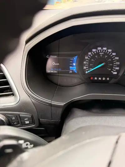 Ce Ford Edge Titanium d'occasion, affichant 51 164 km au compteur, est un VUS spacieux et performant...