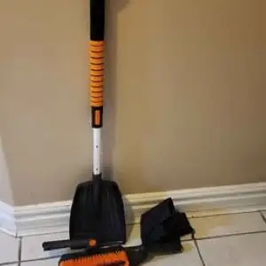 42'' Ice Scraper and Extendable Snow Brush Emergency Snow Shovel in Outdoor Tools & Storage in Mississauga / Peel Region - Image 4