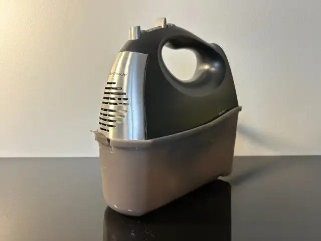 Hamilton Beach 6-Speed Hand Mixer w/ Case, Black in General Electronics in Oshawa / Durham Region - Image 6