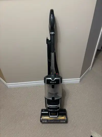 A powerful and highly versatile Shark vacuum cleaner in excellent condition. This 2-in-1 upright vac...