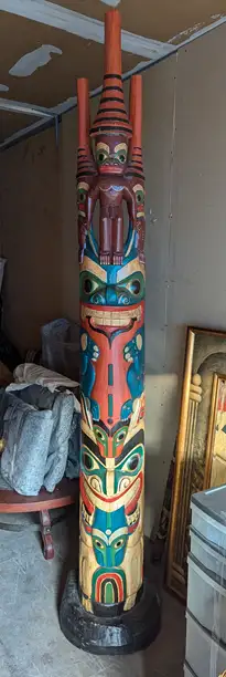 Colorful 9-ft tall Totem Pole for sale., Voir plus