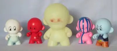 Set of 5 Munnies from Kidrobot: original vinyl figures. One 7" tall, the four other 4" tall.