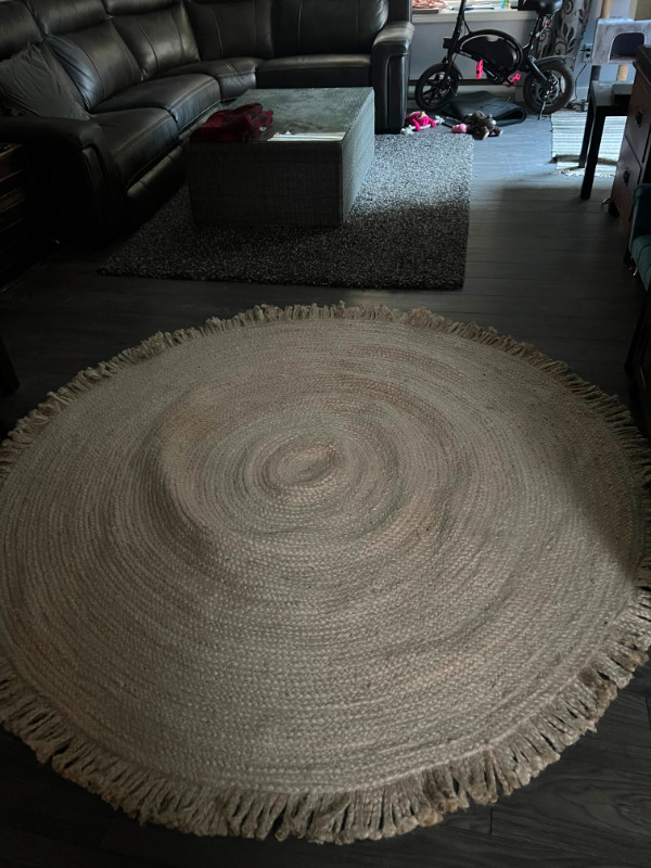 Large cute white rug for sale! in Home Décor & Accents in Abbotsford
