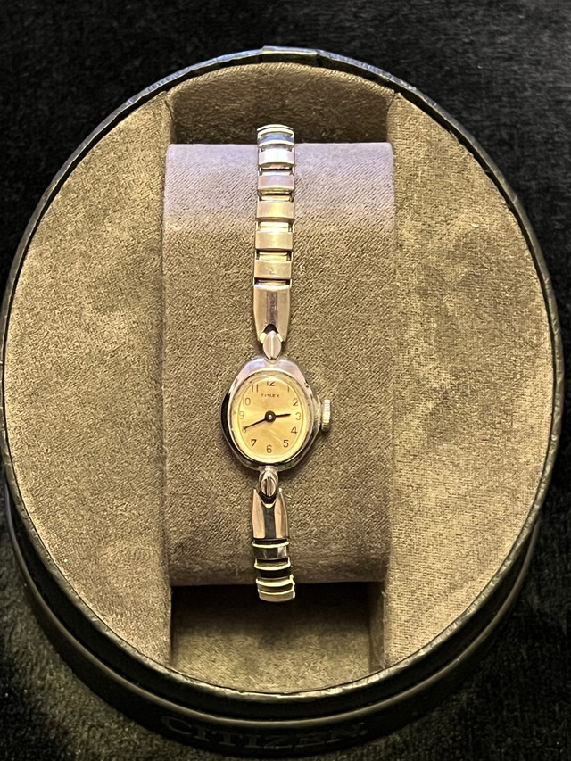 Ladies’ vintage watches in Jewellery & Watches in Thunder Bay