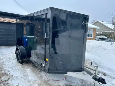 Remorque presque neuve , acheté en Avril 2025, utilisé quelques fois cette hivers . 3 ans de garanti...