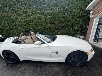 Je vends ma magnifique BMW Z4, un cabriolet sport alliant performance et élégance, avec son moteur 3...