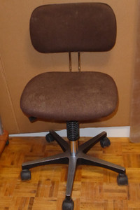 BASIC OFFICE DESK OR COMPUTER CHAIR