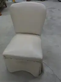 Petit fauteuil d'enfant en cuirette
