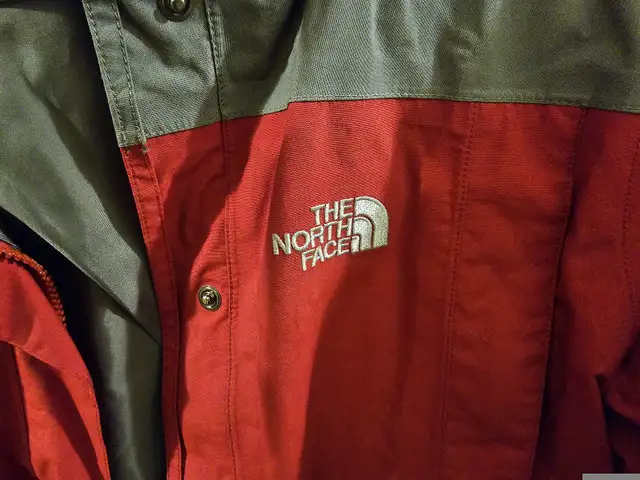 north face shell jacket hyvent  medium in Women's - Tops & Outerwear in Edmonton - Image 9